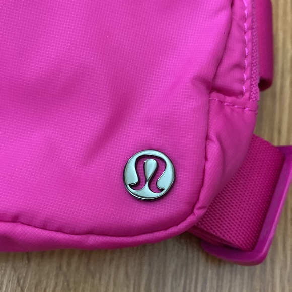 ❤️ Lululemon Pink Everywhere Belt Bag Original Strap - Picture 2 of 6